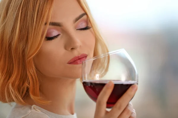 Frau mit Glas Rotwein — Stockfoto