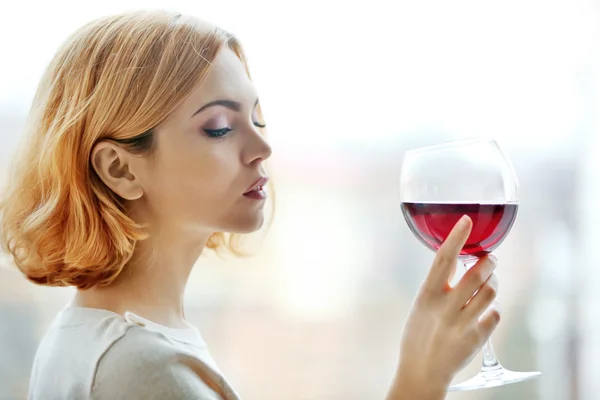 赤ワインのグラスを持つ女性は — ストック写真