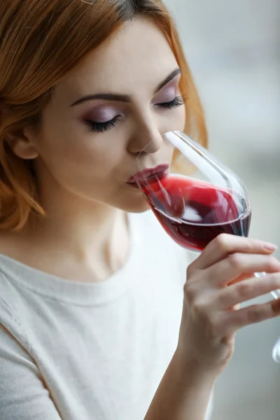 Donna con bicchiere di vino rosso — Foto Stock