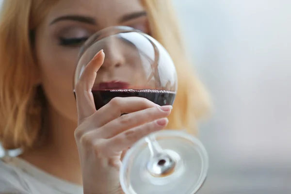 Frau mit Glas Rotwein — Stockfoto