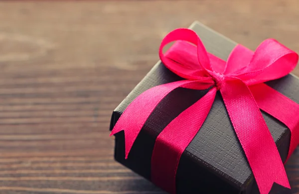 Geschenkbox und dekoratives Herz — Stockfoto