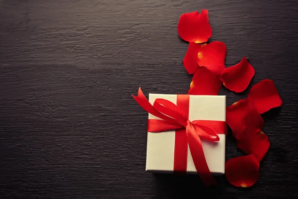 Подарункова коробка, пелюстки троянд — стокове фото