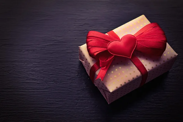 Caja de regalo y corazón decorativo —  Fotos de Stock