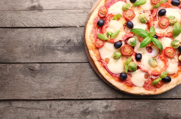 Peynirli ve sebzeli lezzetli pizza. — Stok fotoğraf