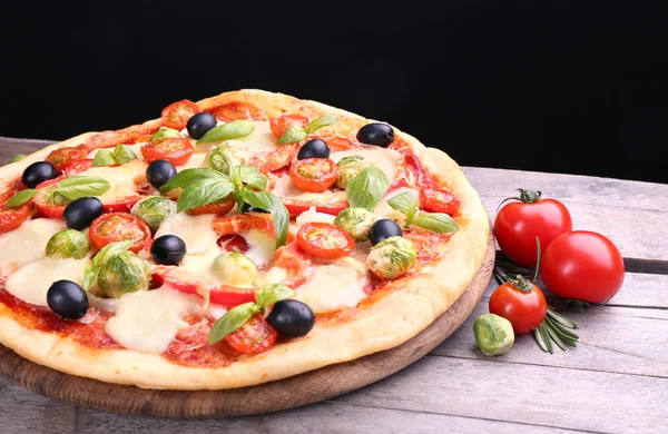 Deliziosa pizza con formaggio e verdure — Foto Stock