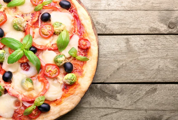 치즈와 야채를 곁들인 맛있는 피자 — 스톡 사진