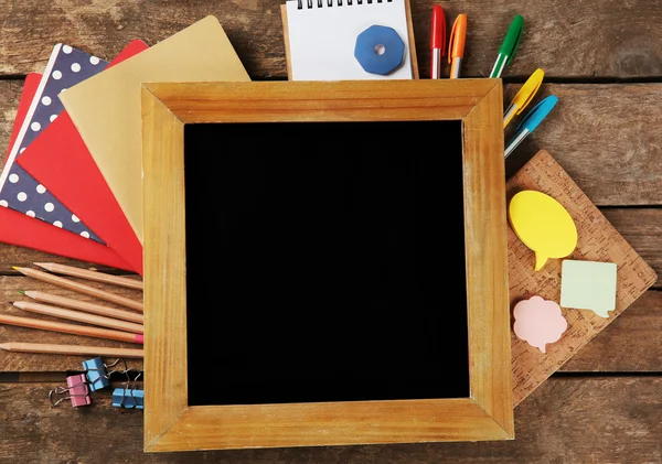 Pizarra escolar pequeña con papelería —  Fotos de Stock