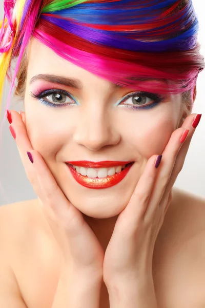 Menina bonita com maquiagem colorida — Fotografia de Stock