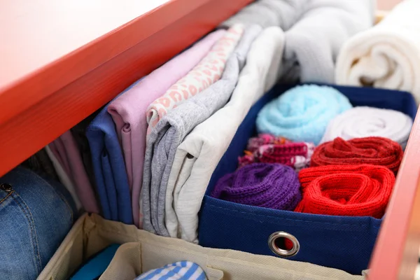 Složené oblečení v prádelníku — Stock fotografie
