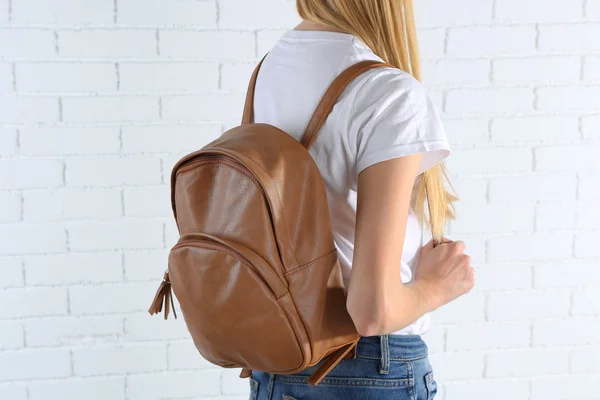 Kahverengi deri sırt çantası — Stok fotoğraf