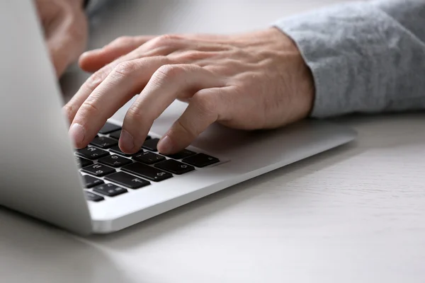 Manos masculinas escribiendo — Foto de Stock