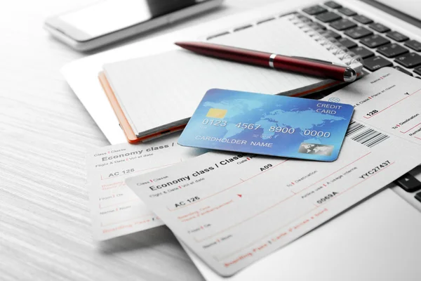 Tablet s kreditních karet a lístků — Stock fotografie