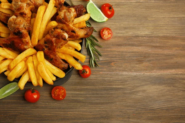 Ayam panggang sayap dengan kentang goreng — Stok Foto