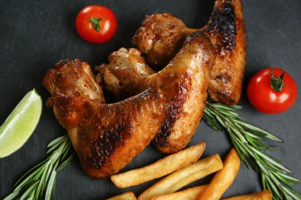 Asas de frango assadas com batatas fritas — Fotografia de Stock