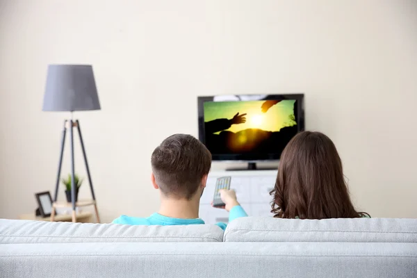 Jovem casal assistindo TV — Fotografia de Stock