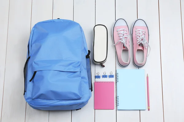 Sac à dos et fournitures scolaires — Photo