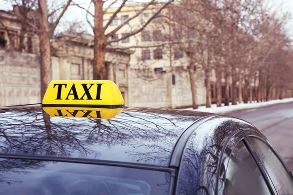 Taxi značka na auto — Stock fotografie