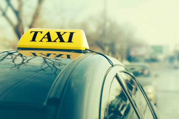 Taxi značka na auto — Stock fotografie