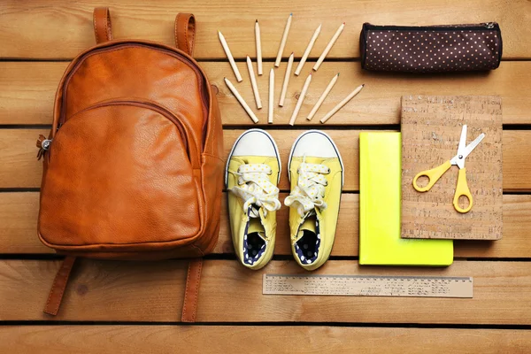 Conjunto escolar com mochila — Fotografia de Stock