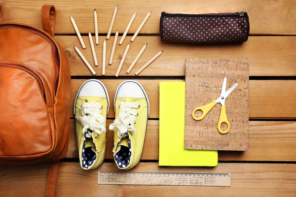 Conjunto escolar com mochila — Fotografia de Stock