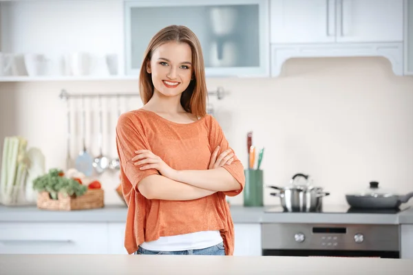 Jovem mulher na cozinha — Fotografia de Stock
