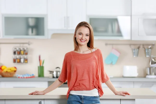 Молодая женщина на кухне — стоковое фото