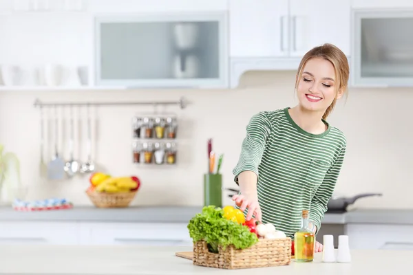 Jonge vrouw met mandje met groenten — Stockfoto