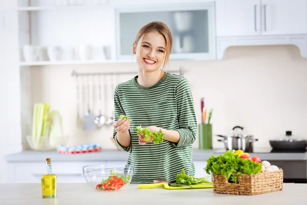 Mujer joven preparando ensalada de verduras — Foto de Stock