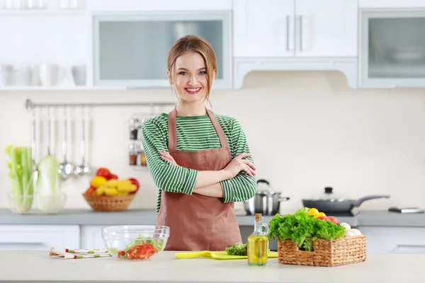 Jonge vrouw voorbereiding van plantaardige salade — Stockfoto