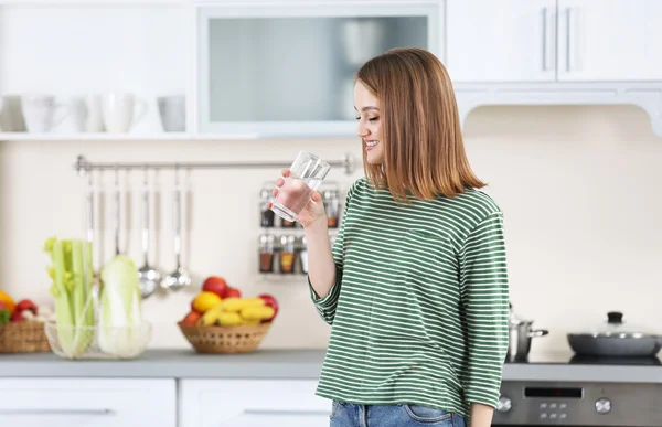 Junge Frau trinkt Wasser — Stockfoto