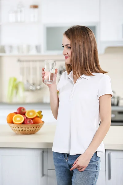 Mujer joven bebiendo agua — Foto de Stock