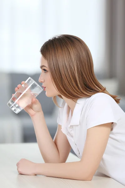 Mujer joven bebiendo agua — Foto de Stock