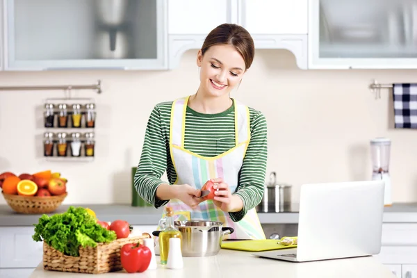 Young woman cooking in kitchen — Stock Photo, Image