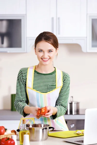 Young woman cooking in kitchen — Stock Photo, Image