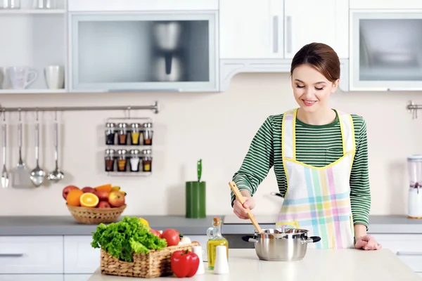 Wanita muda memasak di dapur — Stok Foto