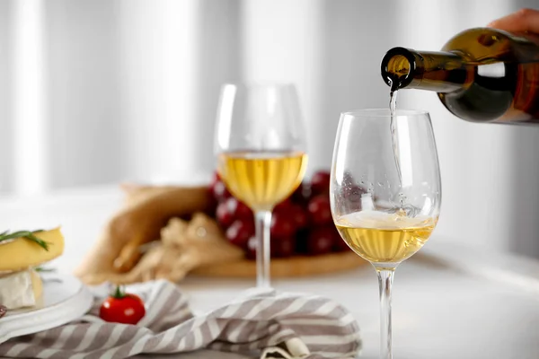 Beyaz şarabı bardağa dök. — Stok fotoğraf