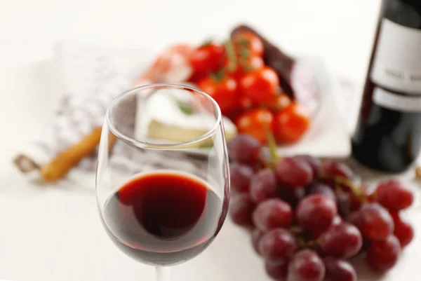 Copo de vinho com comida — Fotografia de Stock