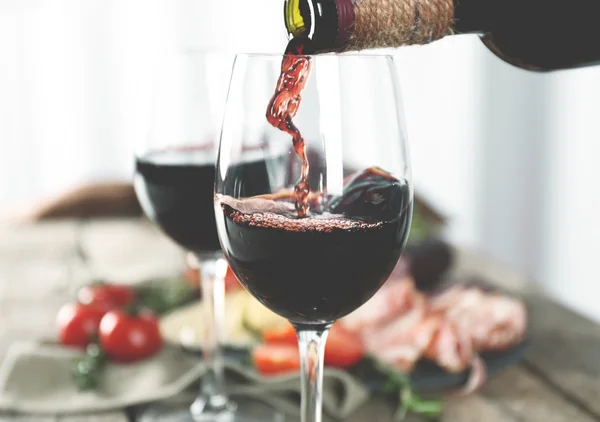 Наливая красное вино в бокал — стоковое фото