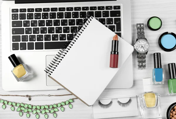 Ordenador portátil con accesorios para mujer — Foto de Stock