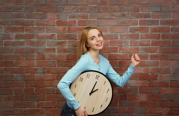 Junge junge schöne Frau und Uhr — Stockfoto