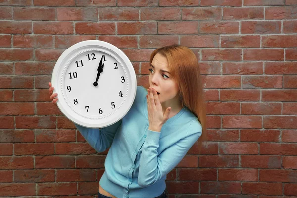 Joven hermosa mujer joven y reloj — Foto de Stock