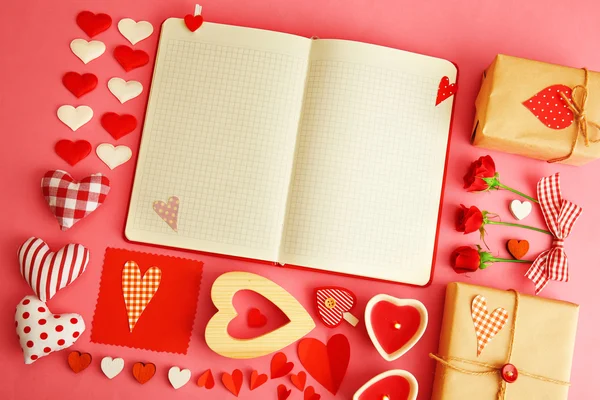 Notitieboekje met gave en Valentijnsdag decor — Stockfoto