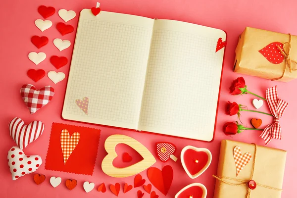 Carnet avec cadeau et décor de Saint-Valentin — Photo