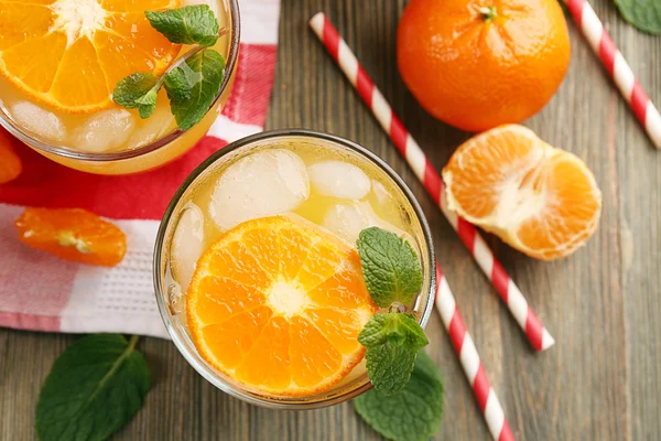 Cócteles de mandarina con mandarinas en rodajas —  Fotos de Stock