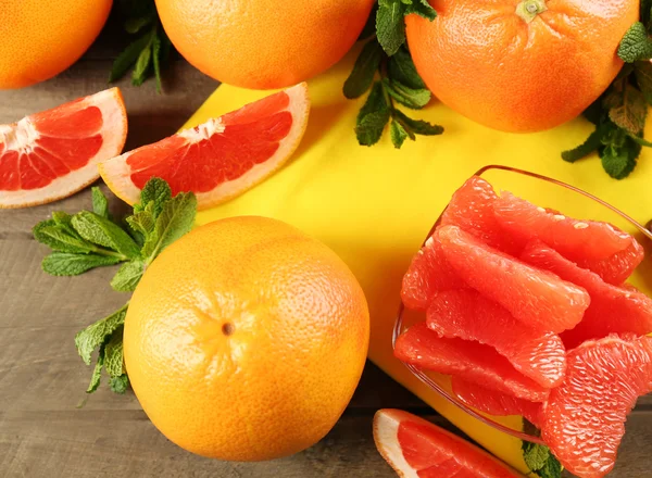 Saftige Grapefruitstücke mit Minze — Stockfoto