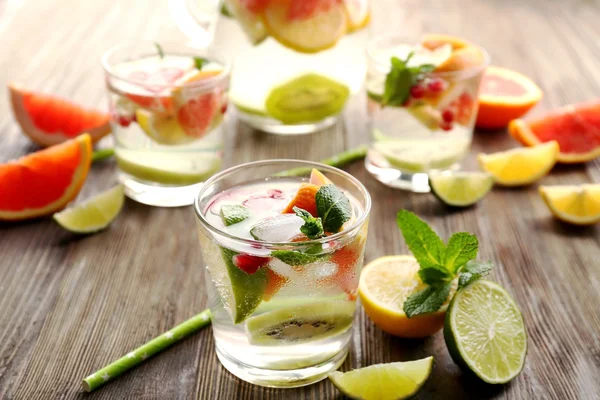 Cocktail rinfrescanti con ghiaccio — Foto Stock