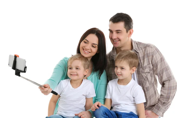 Familia Feliz Haciendo Selfie Con Palo Selfie Aislado Blanco — Foto de Stock