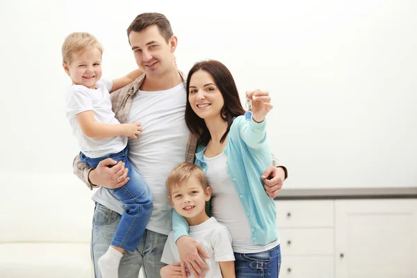 Gelukkige Familie Met Sleutel Het Nieuwe Huis Indoor — Stockfoto