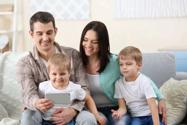 Familia Feliz Haciendo Selfie Con Teléfono Móvil Sofá Interior — Foto de Stock