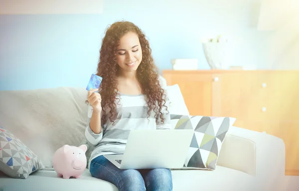 Menina com cartão de crédito — Fotografia de Stock